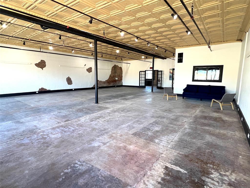 330 W Lamar Street 101