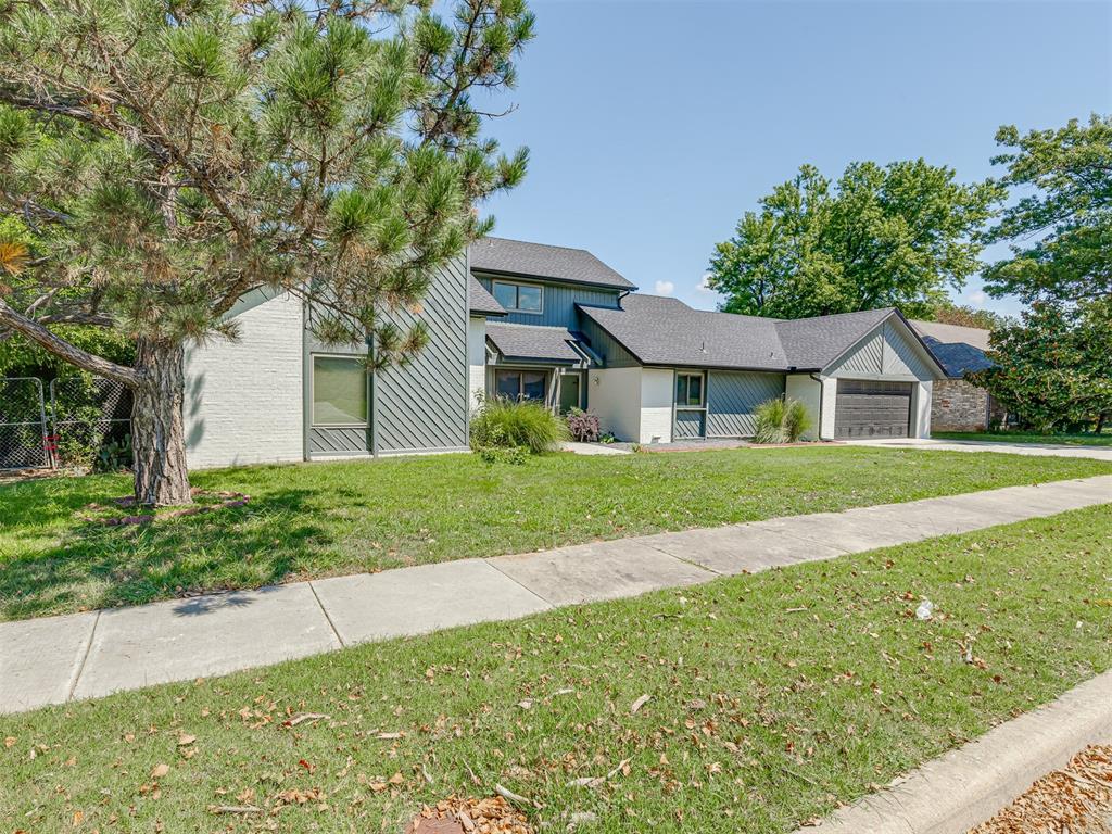 Completely updated, new appliances, paint and flooring! This 3 bed 2.5 bath home is conveniently located, close to shopping, restaurants and I-35!