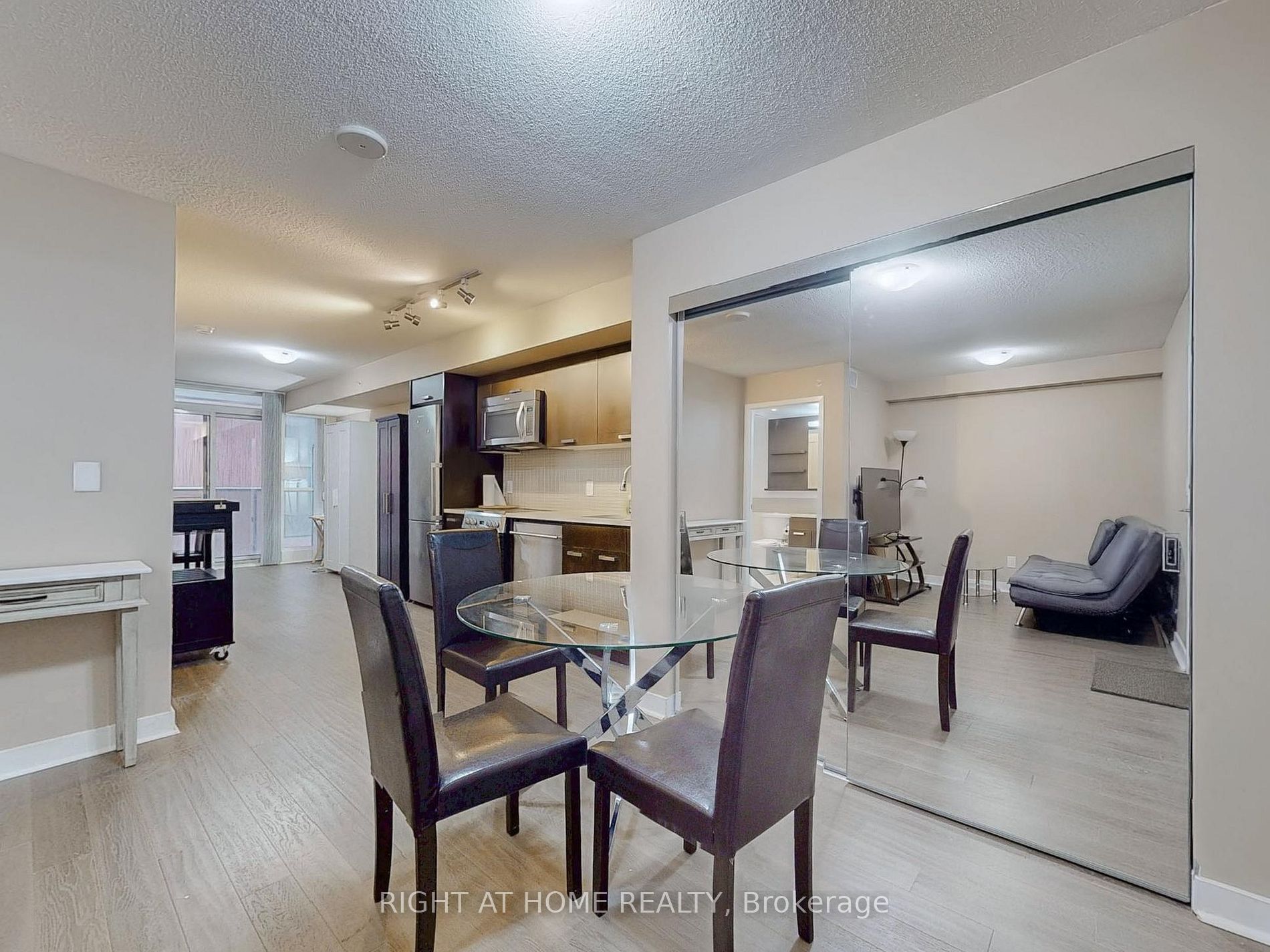 295 W Adelaide St 318