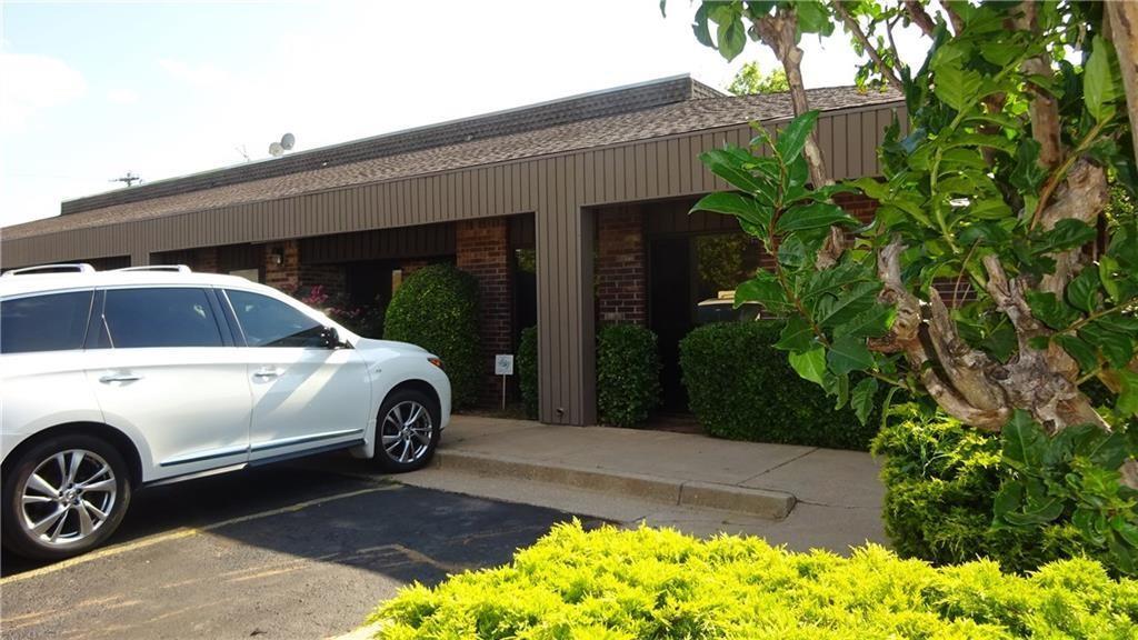 Tired of working from home and want a professional mailing address where your clients can meet with you in comfort? This is the perfect space for you.
This 2 year lease includes high speed Wifi, water, electric, trash, and common area maintenance.