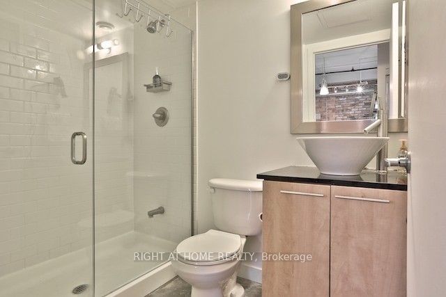 955 W Queen St 519