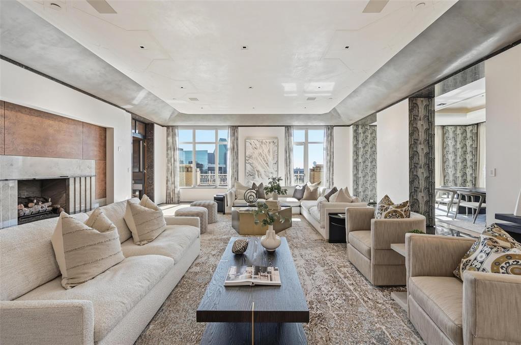 2555 N Pearl Street 2200