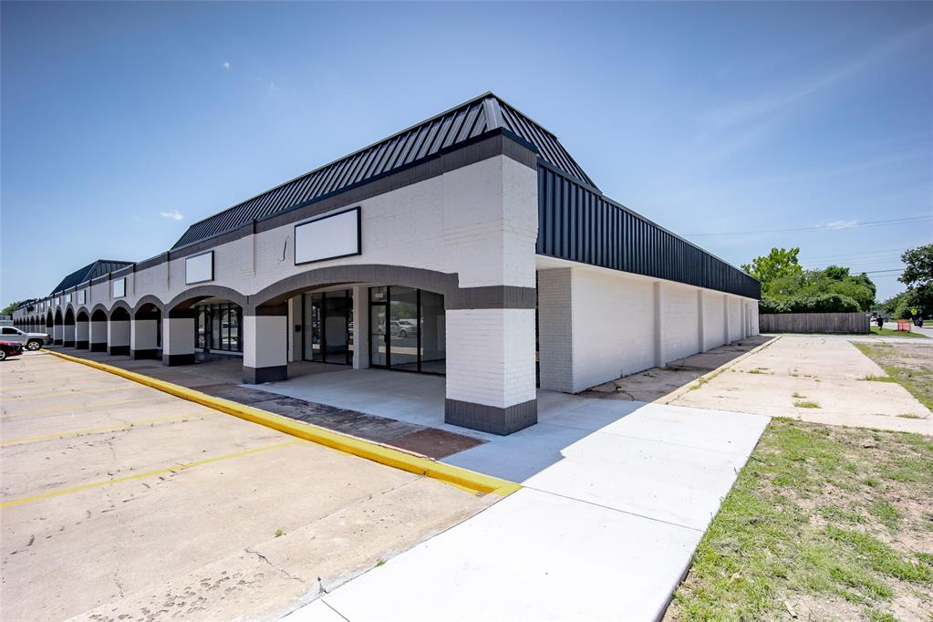 FOR LEASE ONLY
Located within the revitalized shopping center at 1010–1050 N Flood Ave in Norman, this 2,604 SF end-cap suite offers a versatile layout ideal for restaurant, retail, or service-based use. The space includes two restrooms, a vent hood, a 3-bay sink, kitchen area, front customer area, and an overhead door with rear storage. As an end-cap unit, it offers the potential to add a drive-thru—making it a strong option for food service or other high-traffic uses. Zoned C-2 and just 2 miles from I-35, this location features excellent visibility, easy access, and exposure to 4,394 households within a one-mile radius. The center also provides ample parking and storefront signage in one of Norman’s busiest corridors.