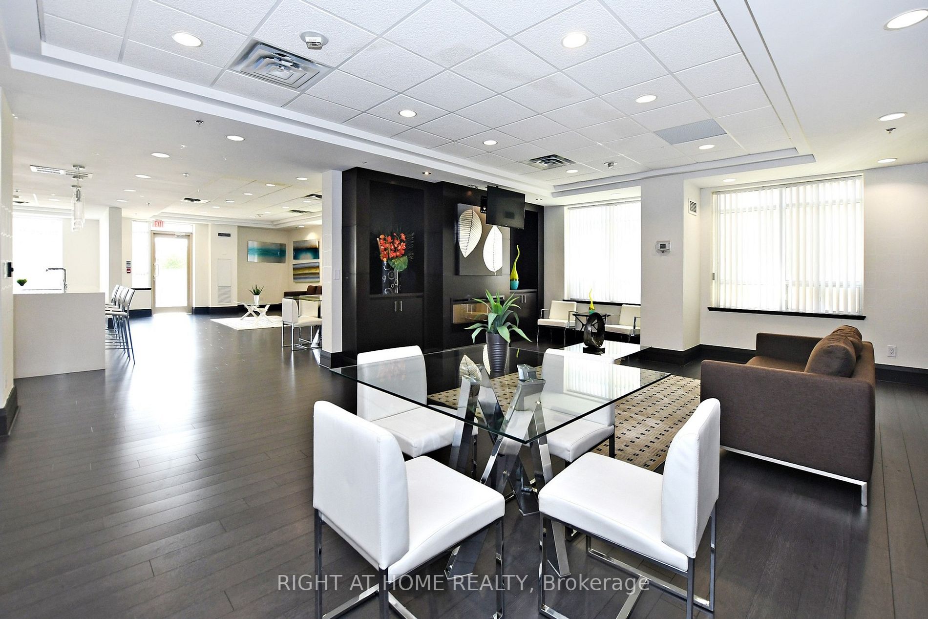75 King William Cres 204