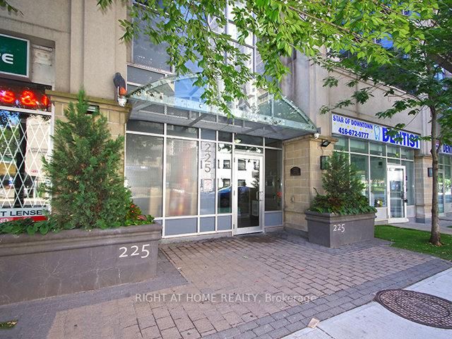 225 E Wellesley St 809