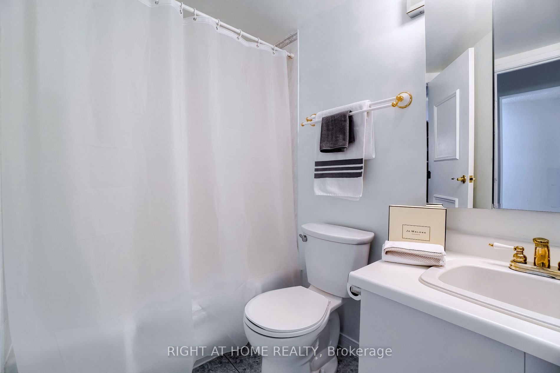 5280 Lakeshore Rd 207