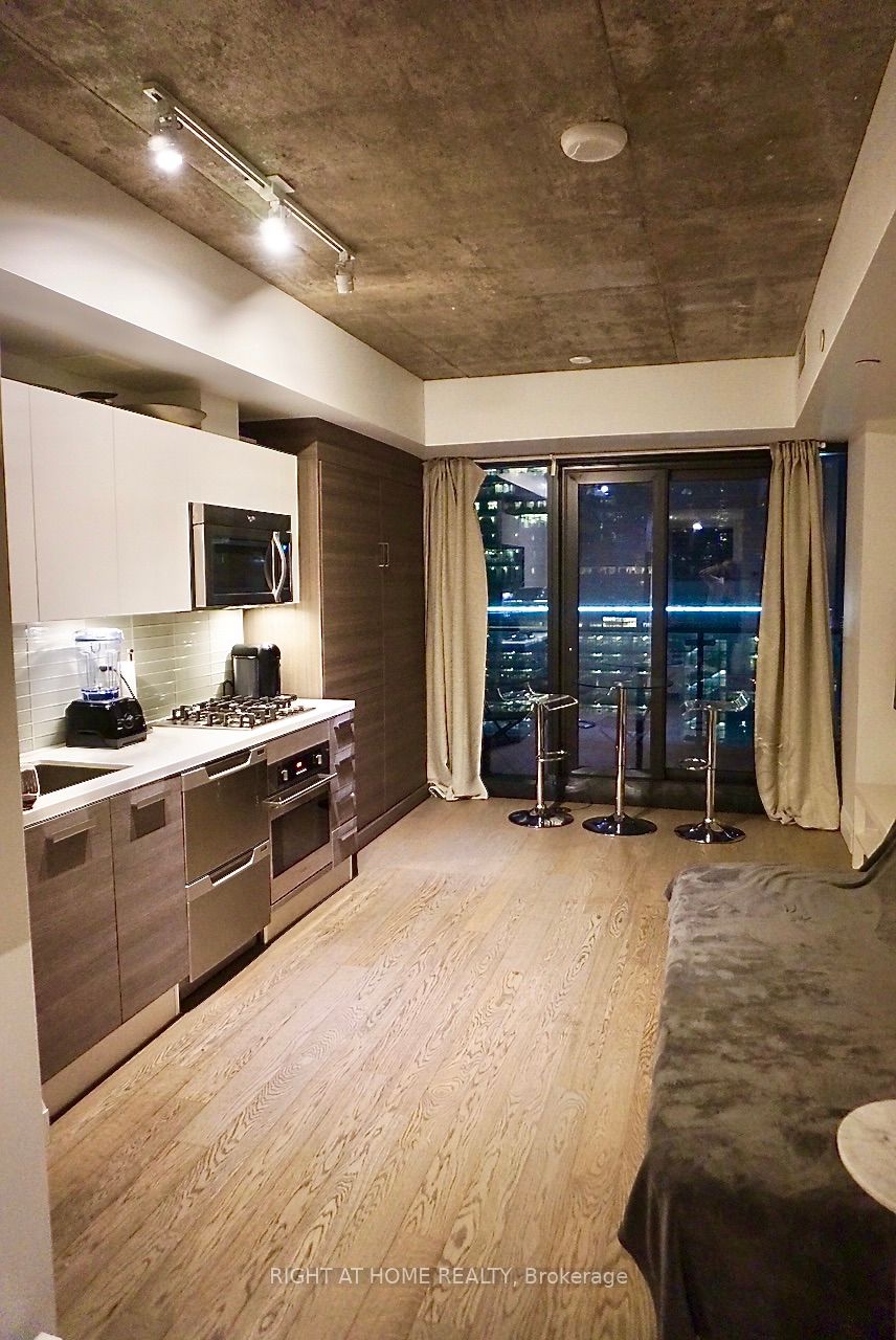 224 W King St 1505