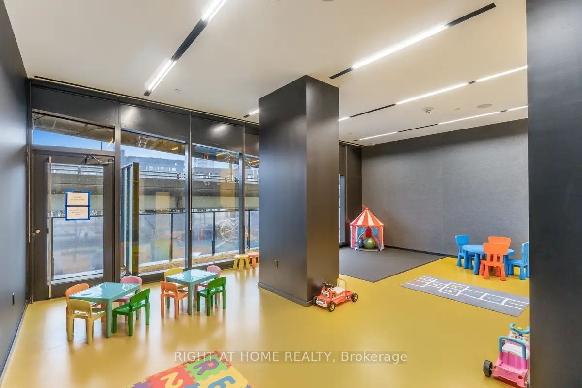 21 Lawren Harris Sq 413