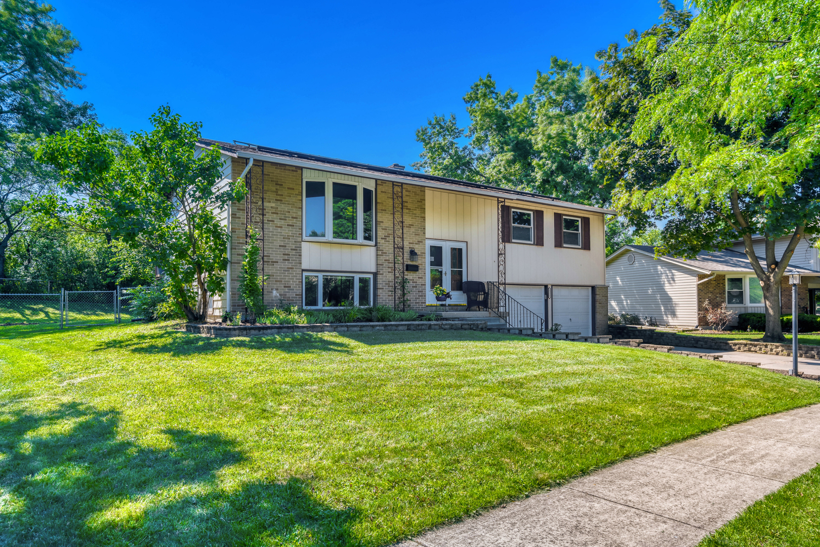 Wonderful Winston Knolls Raised Ranch w/ Prime Cul-De-Sac Location & Private Fenced Yard Backing to South Barrington! NEW Paint t/o! Exquisite Remodeled Kitchen w/ Granite Counters, 42'' Cherry Cabinets, NEW Stainless Steel Appliances, Center Island Breakfast Bar, Pendant/Recessed Lighting, Ceramic Tile Backsplash & Open to Formal Dining Room! Beautiful Refinished Hardwood Floors t/o Living Room, Kitchen & Dining Room! NEW Carpet in Upstairs Bedrooms! Full Hall Bath w/ NEW Sink, Granite Tops, Heated Floors & Ceramic Shower Surround! Newer Vinyl Plank Flooring in Lower Level Family Room & 4th Bedroom! In-Unit Laundry w/ Washer & Dryer included! Custom Doors & Trim t/o! Attached 2-Car Garage w/ Storage! The 2025 Governor's Blue Ribbon Award Winning Fremd High School, the NEW Thomas Jefferson Middle School & Whitely Elementary School! Fabulous Neighborhood close to Willow Recreation Center, Paul Douglas Forest Preserve, Parks & Shopping! Must See!