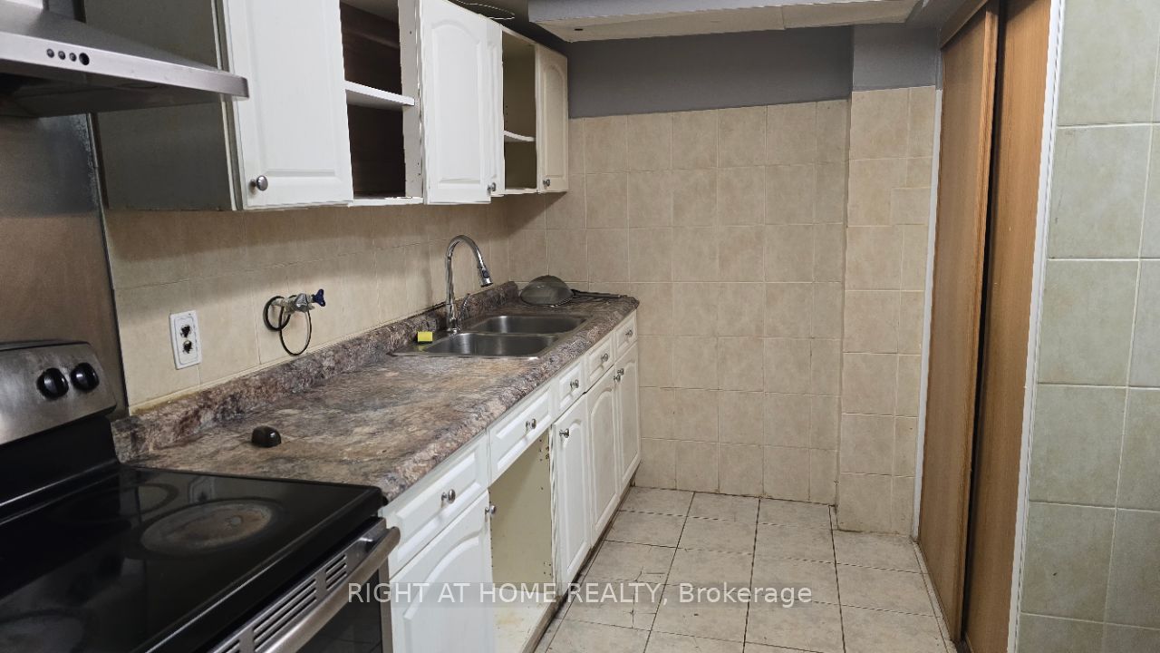 556 Van Horne Ave LOWER