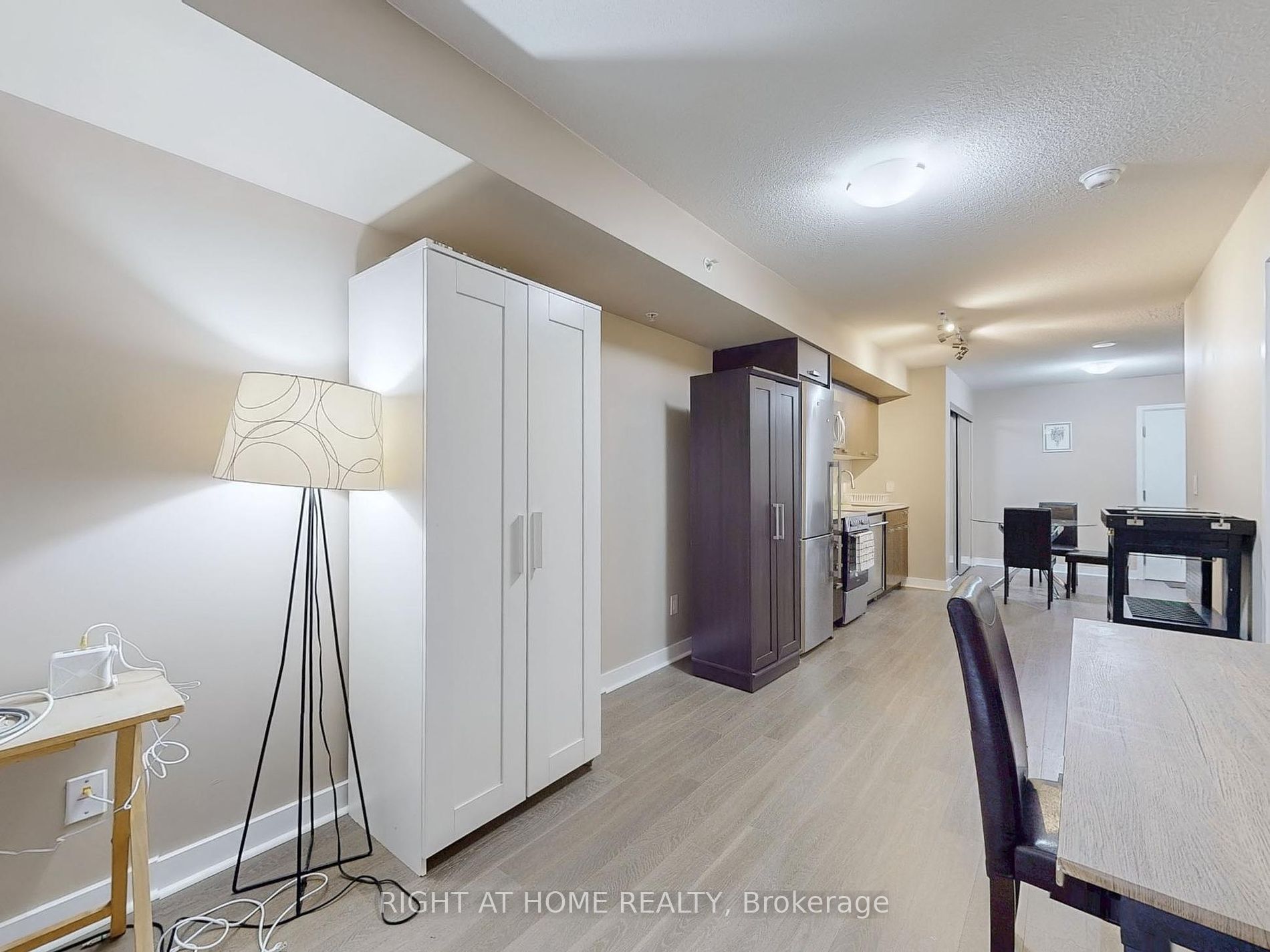 295 W Adelaide St 318