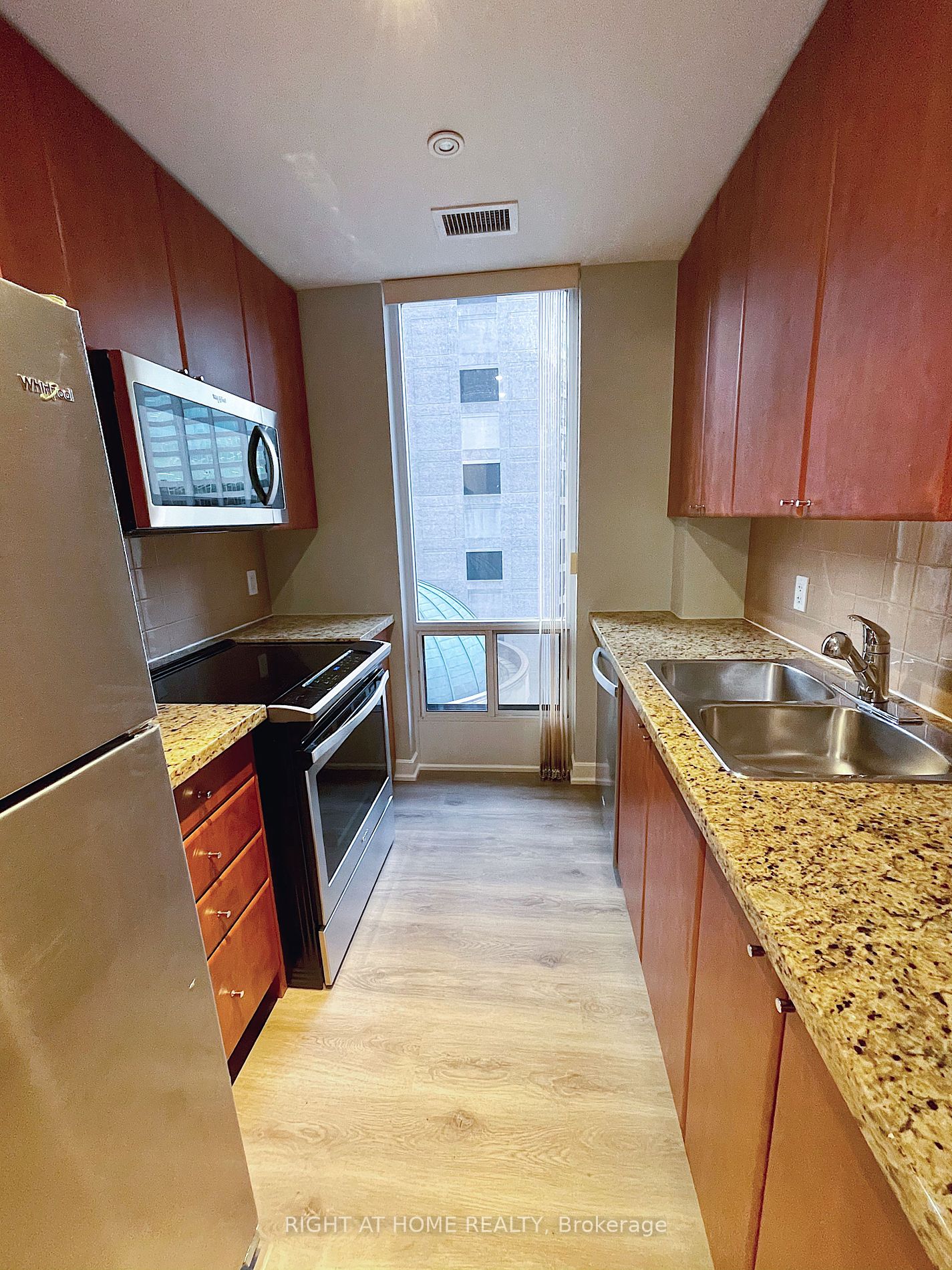 85 E Bloor St 902