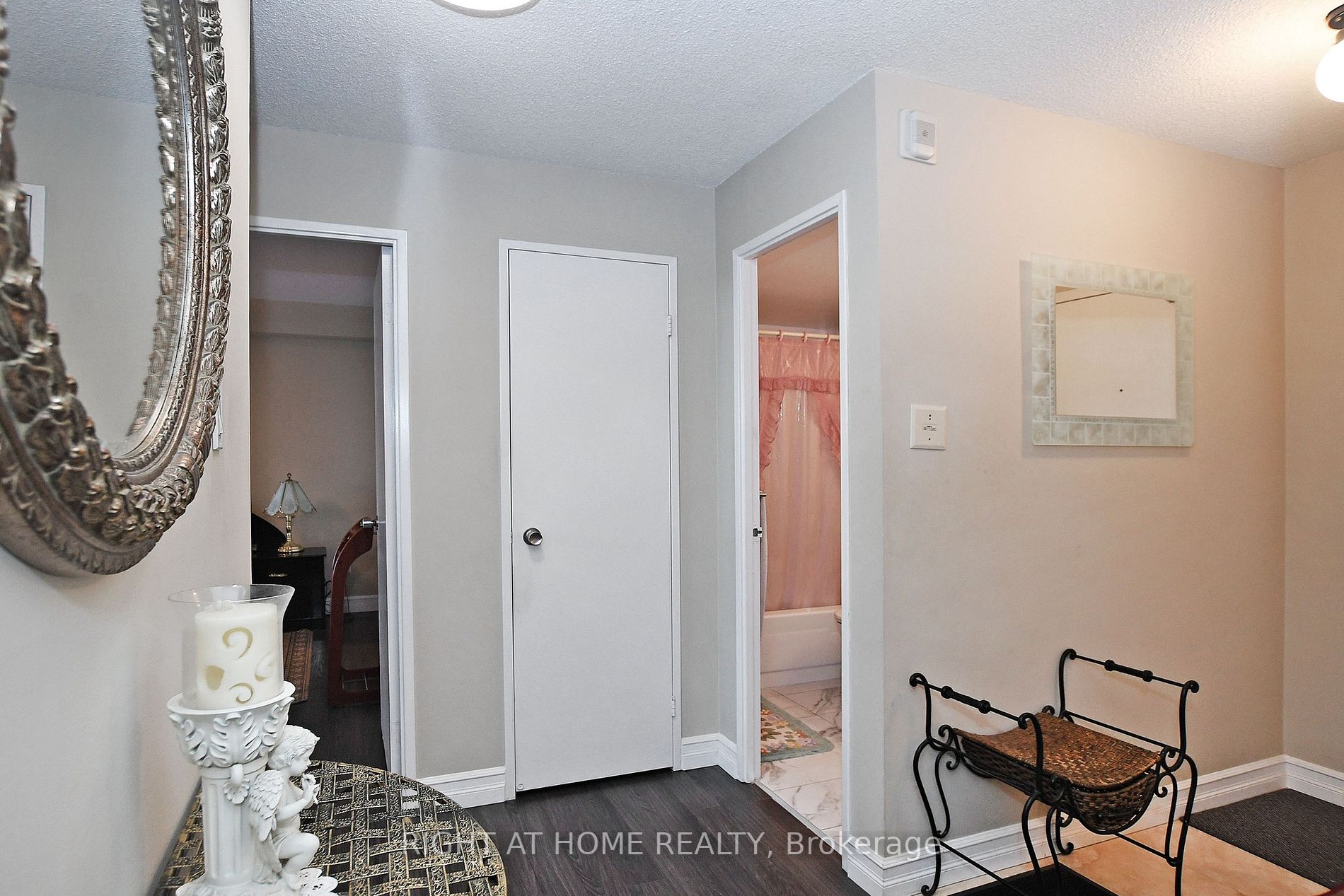 60 Inverlochy Blvd 806