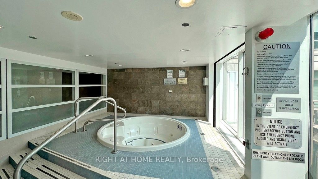 500 W Queens Quay 808W