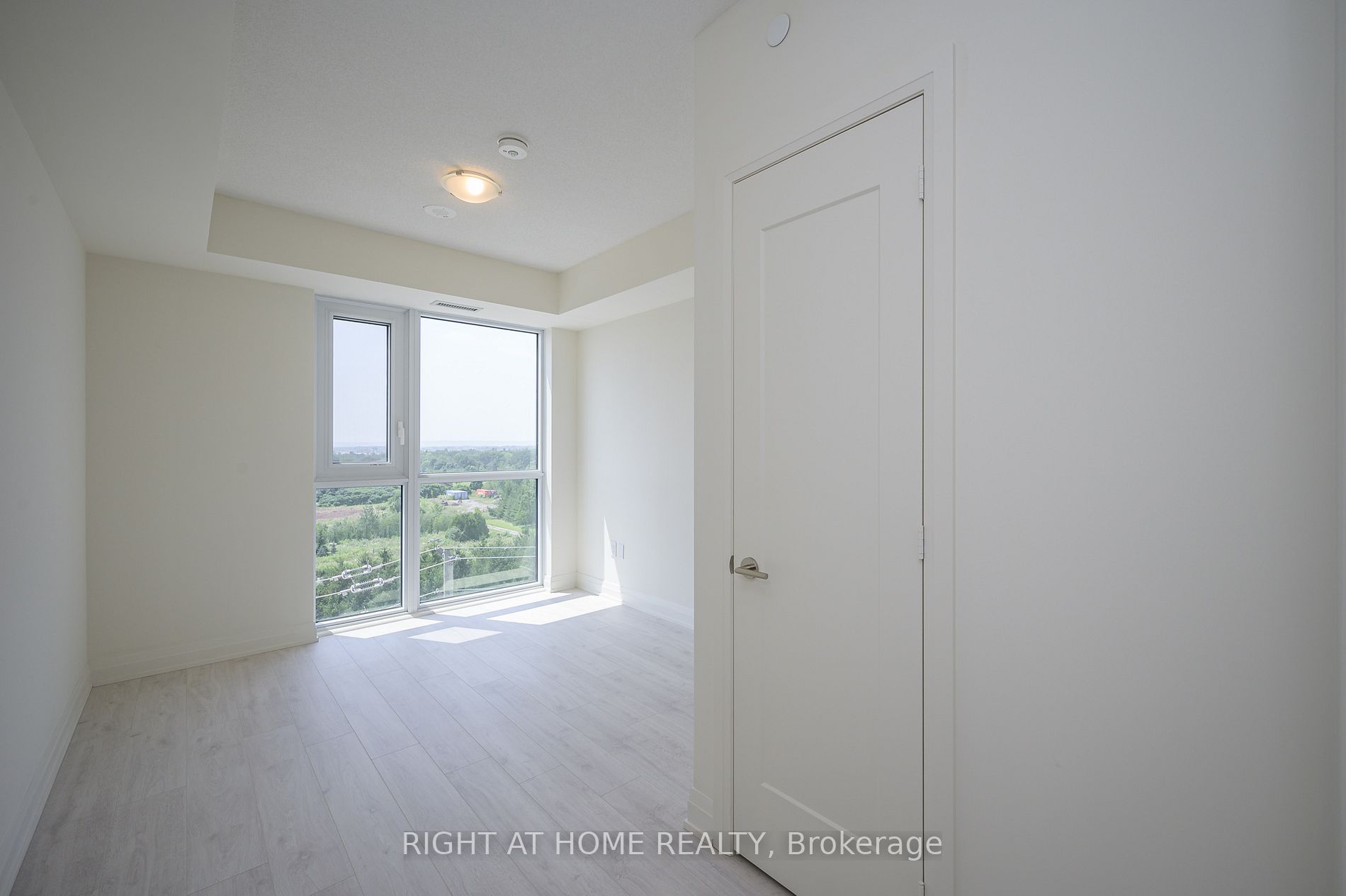 509 W Dundas St 605