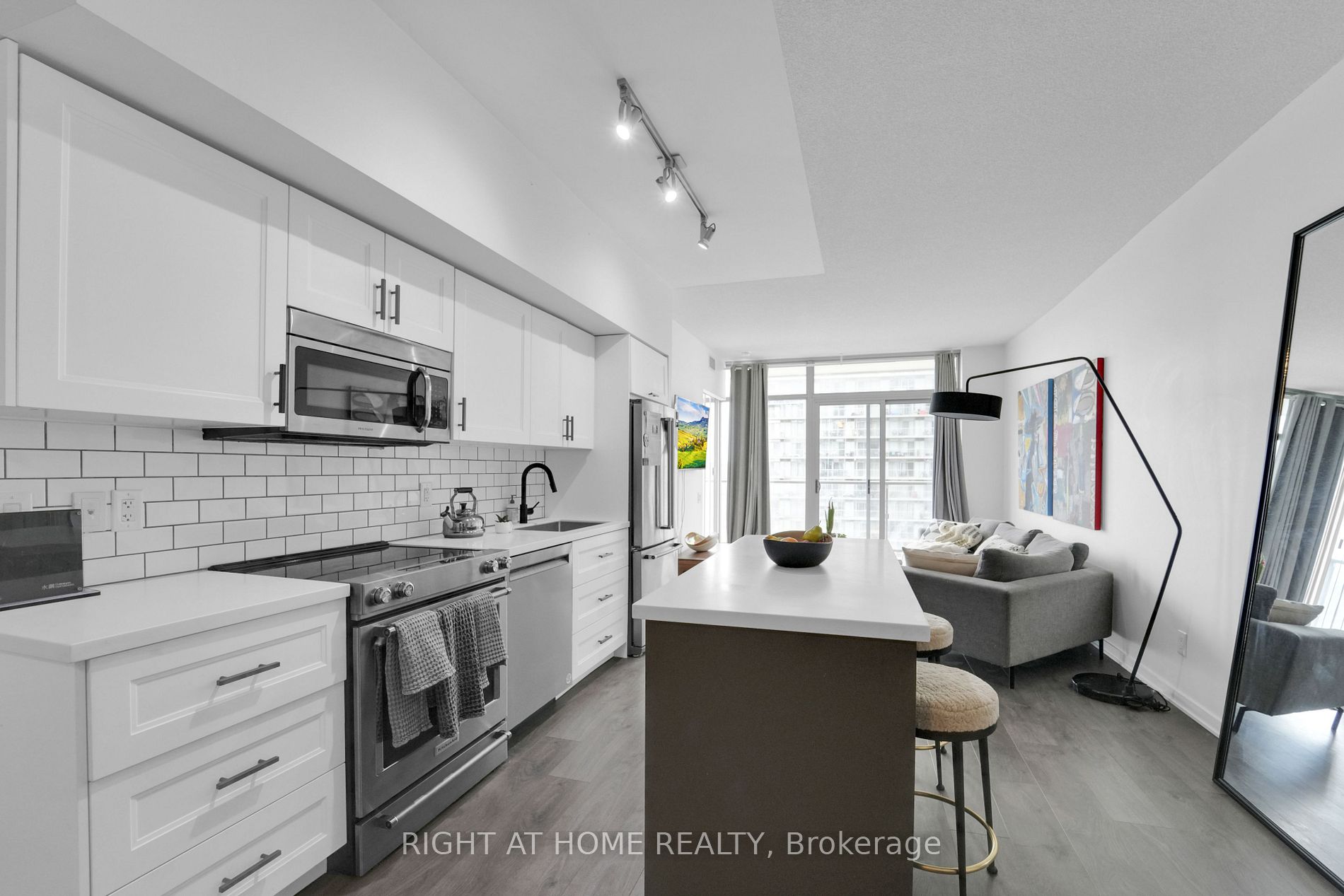 105 The Queensway St 1414