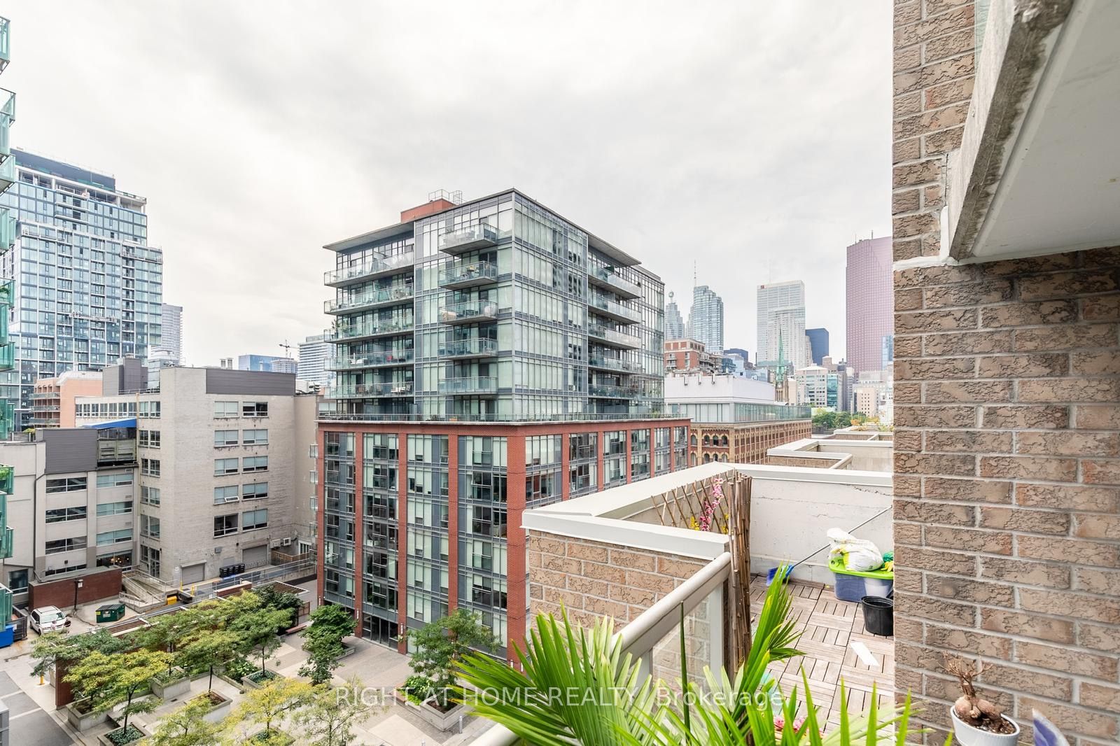 330 E Adelaide St 803