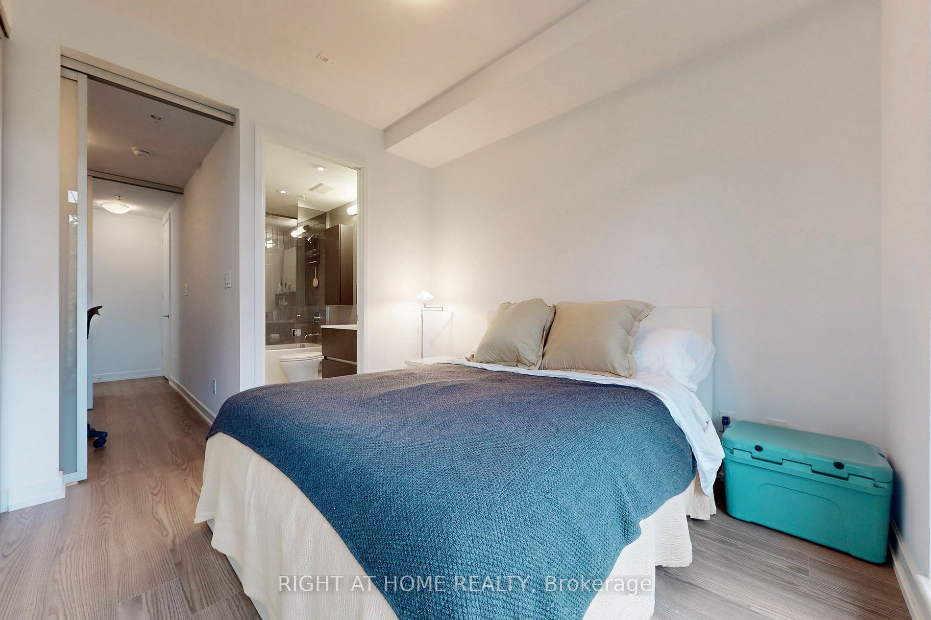 377 Madison Ave 207