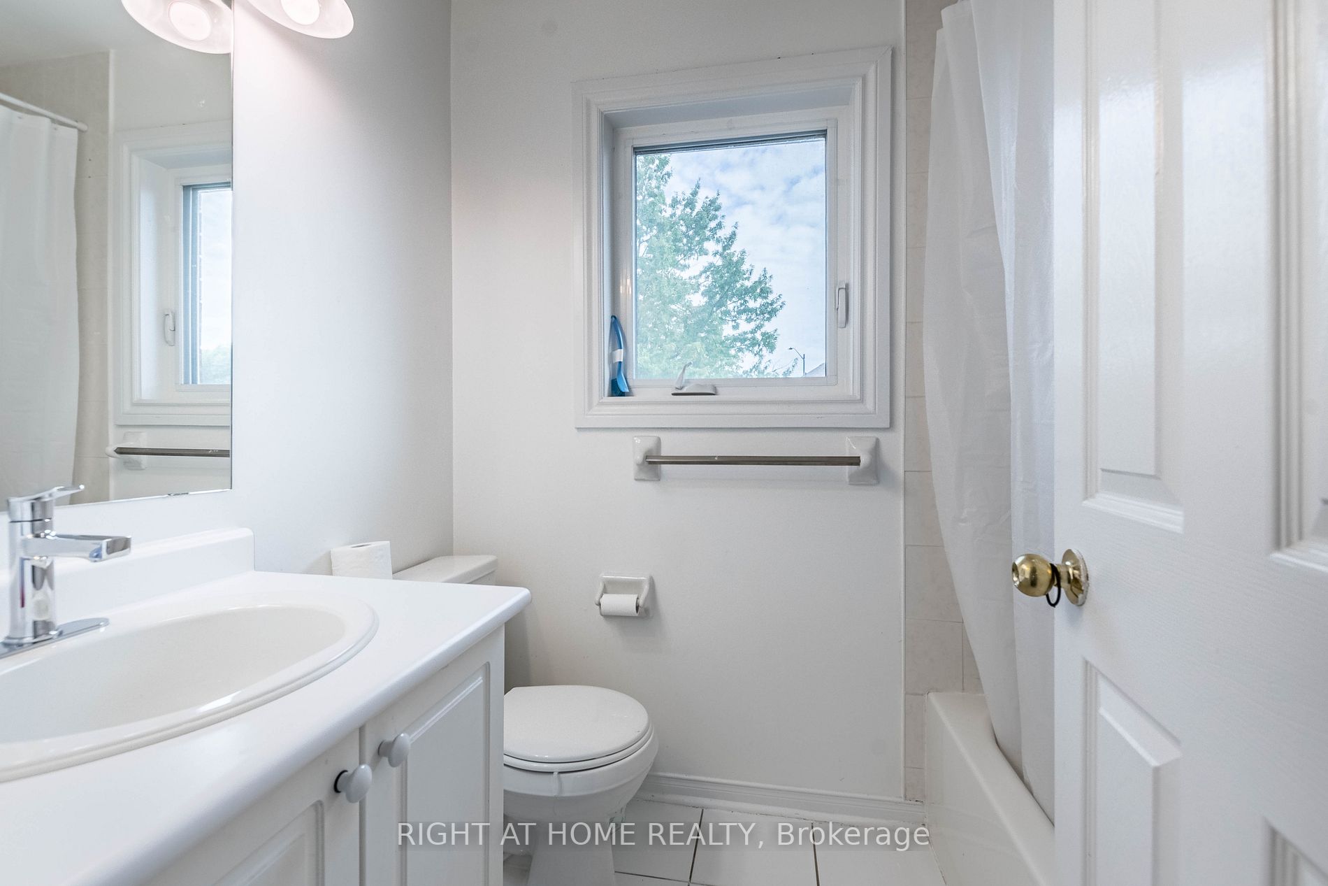 5579 Whitehorn Ave Upper