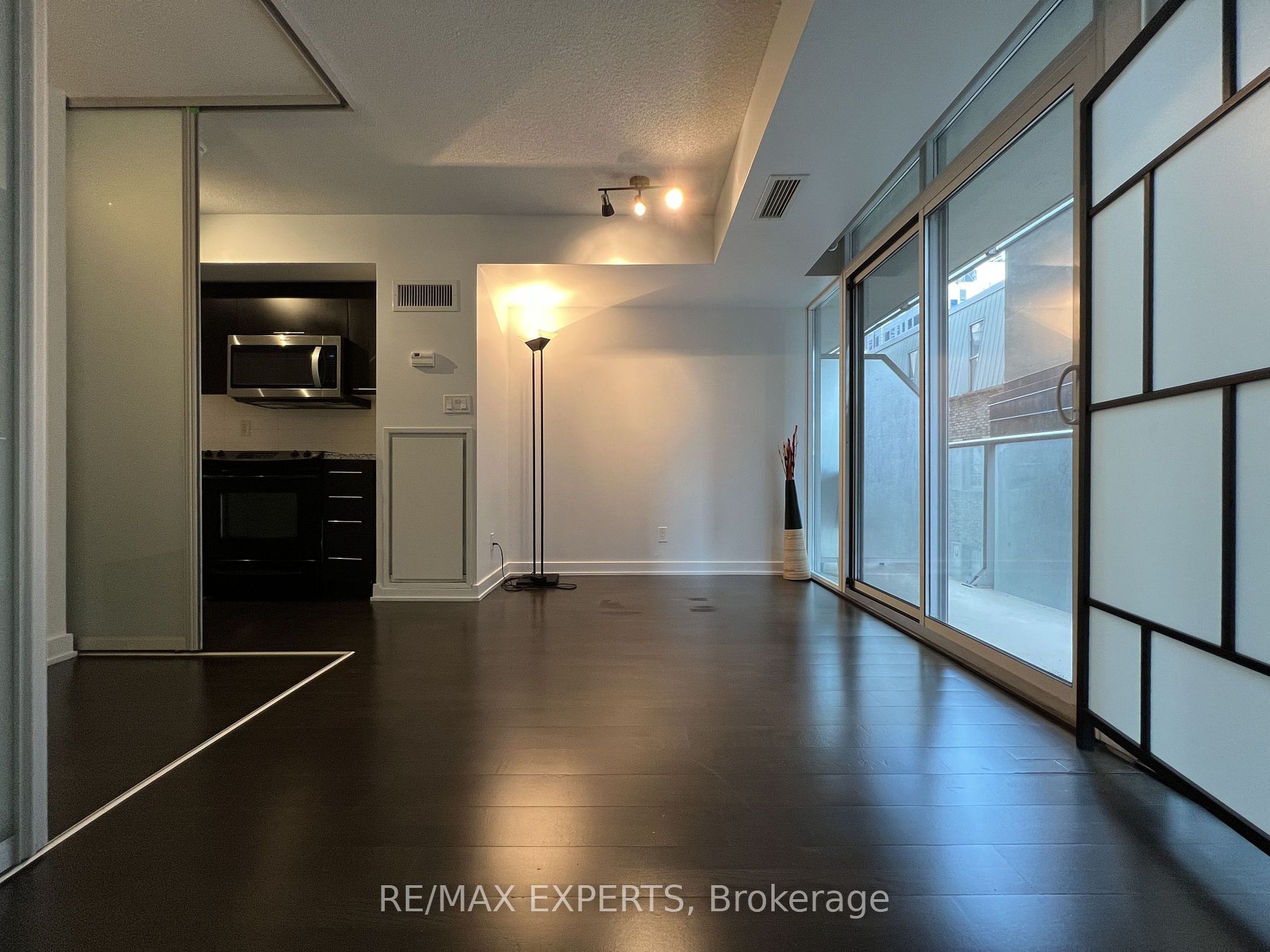 126 Simcoe St 302
