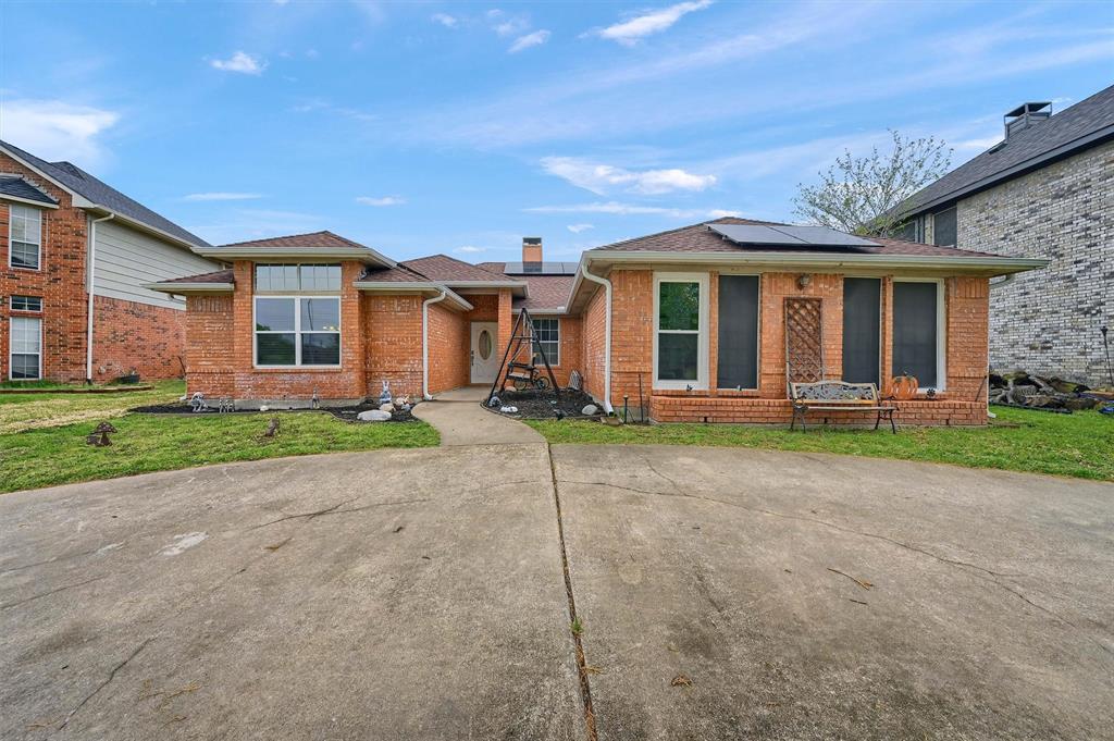 1933 Lakeview Circle