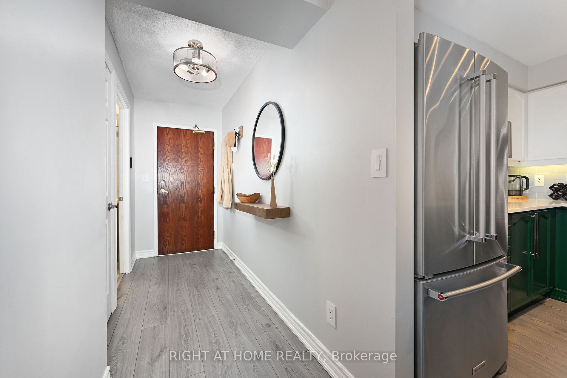 190 Manitoba St 805