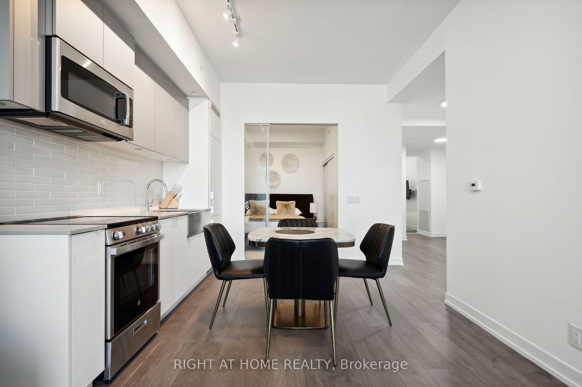 270 Dufferin St LPH17