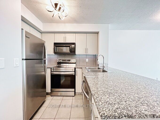 16 Yonge St 803