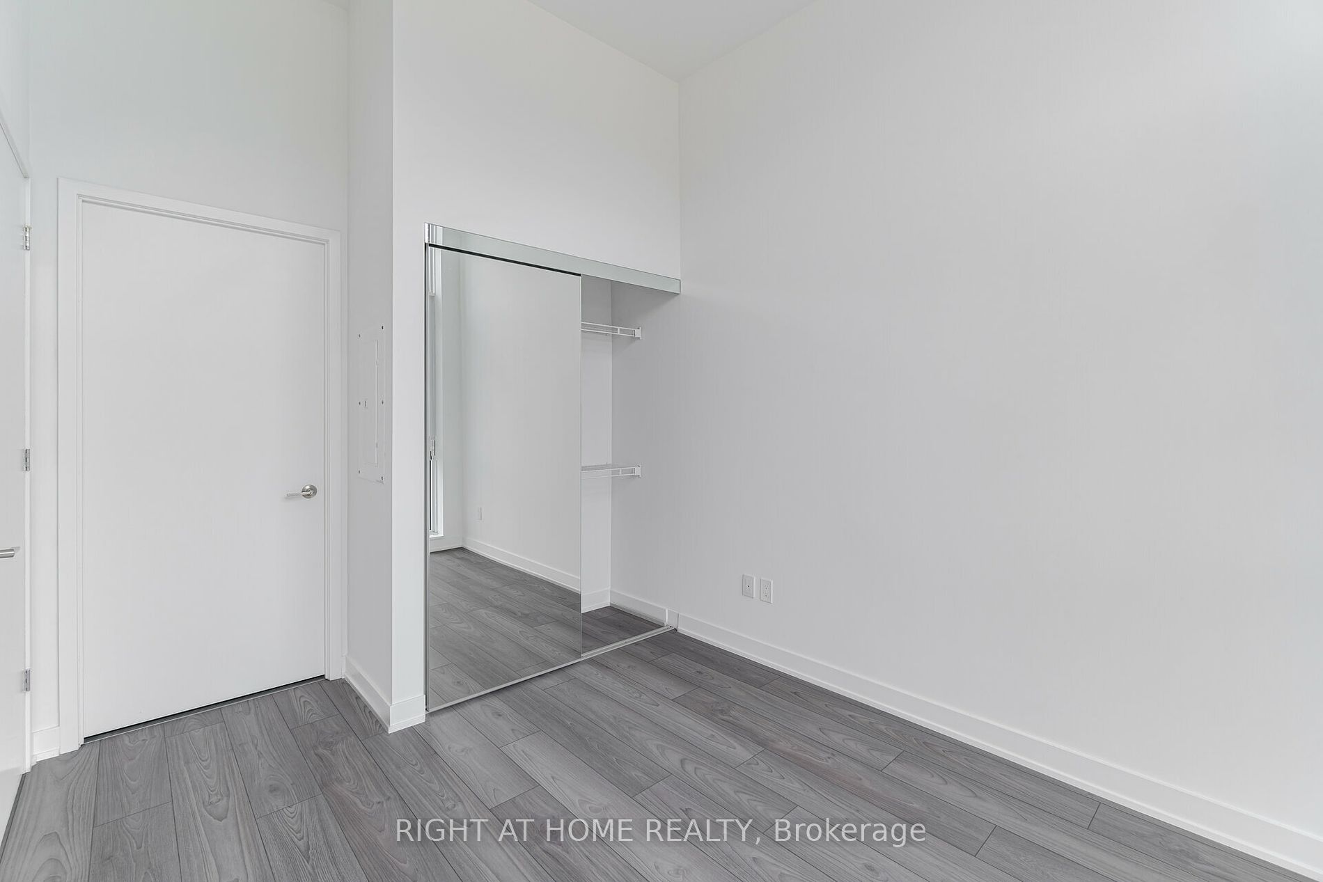 8 Tippet Rd 0110