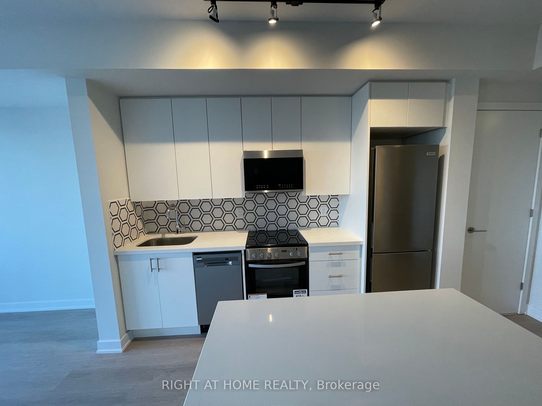 15 Ellerslie Ave 807