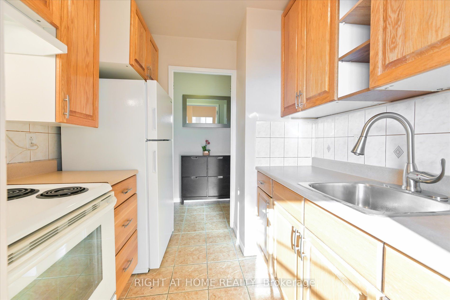 3105 Queen Frederica Dr 905