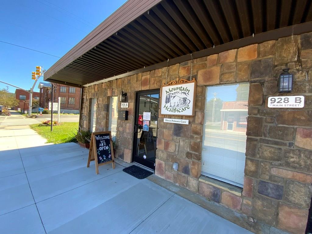 Awesome opportunity to own retail/office space in downtown Andrews.  There are current tenants in the space.  One tenant would like to stay.  Great location in downtown Andrews with many active businesses near by.