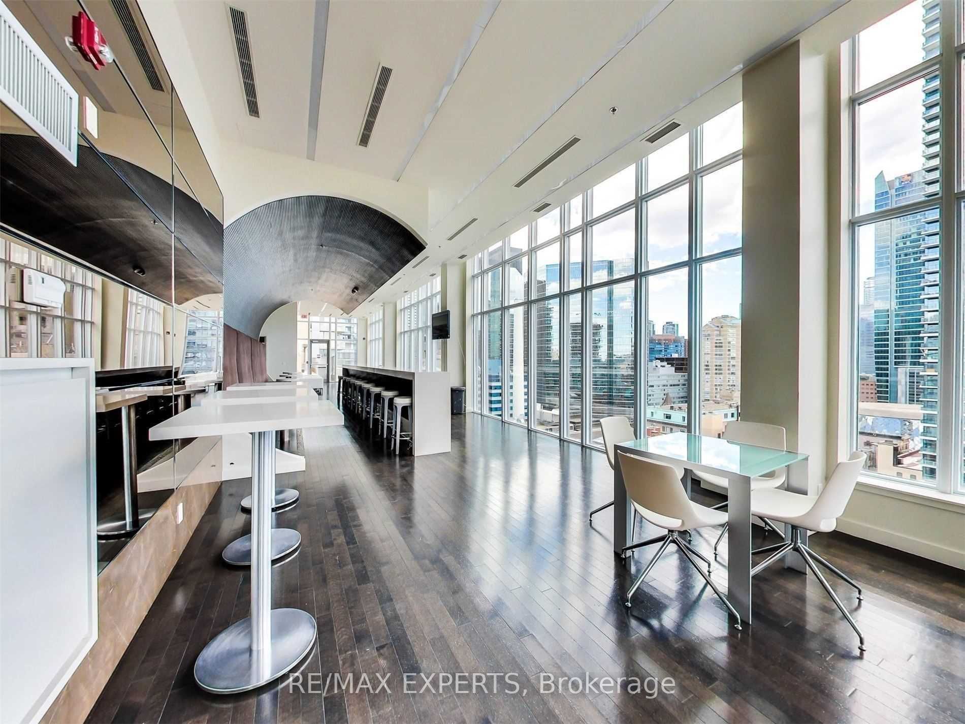 126 Simcoe St 302