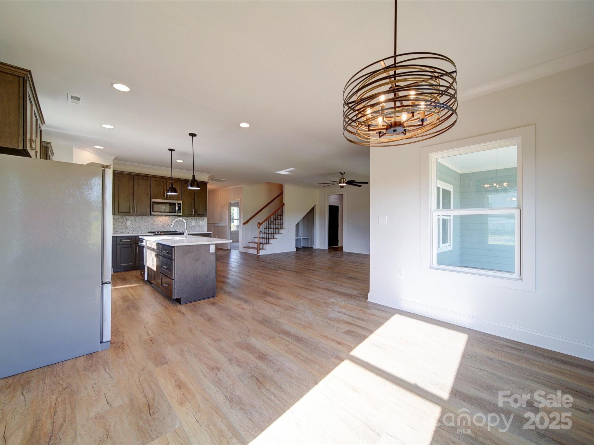 220 W Lawyers Road