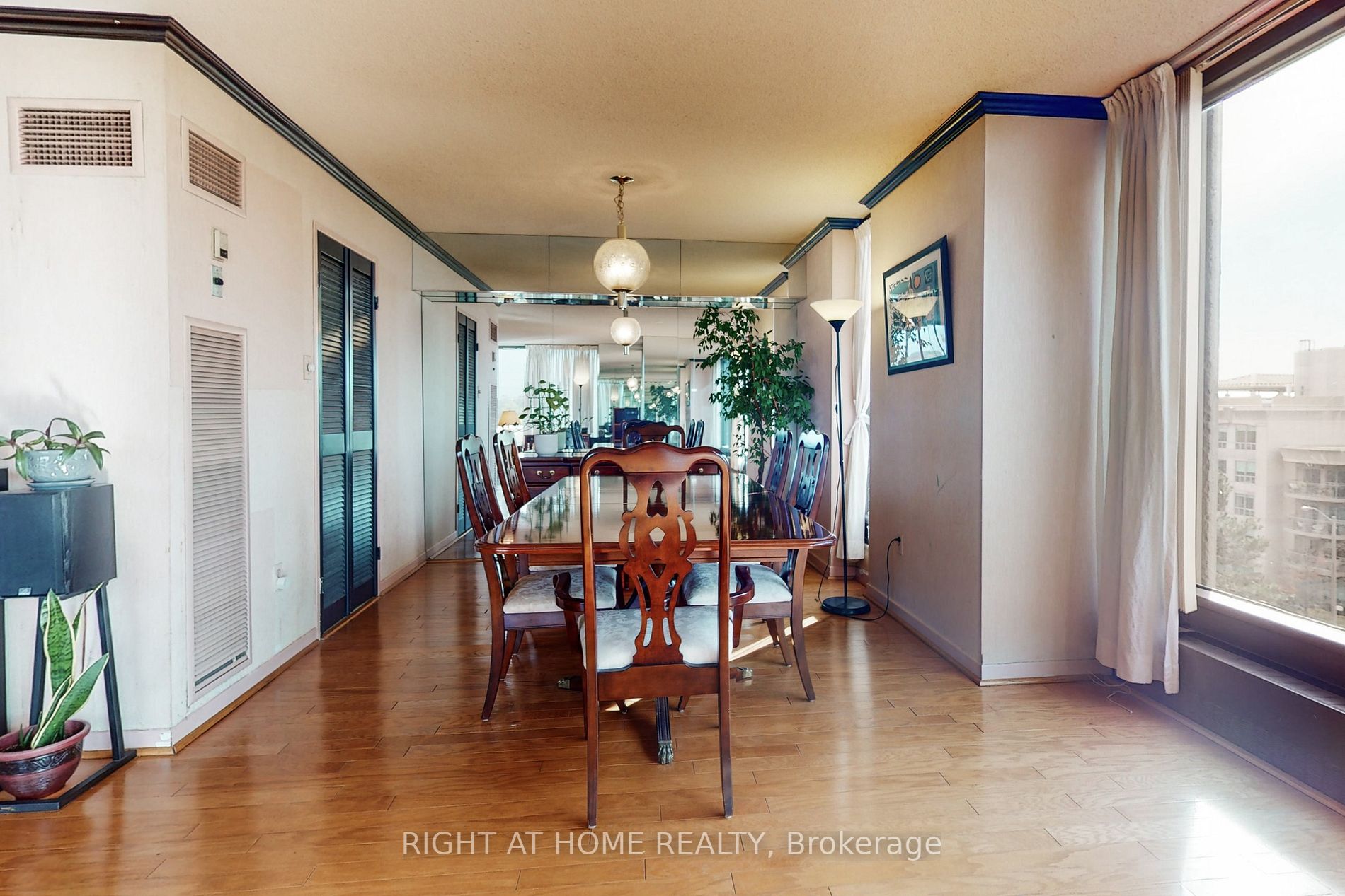 2045 W Lake Shore Blvd 507