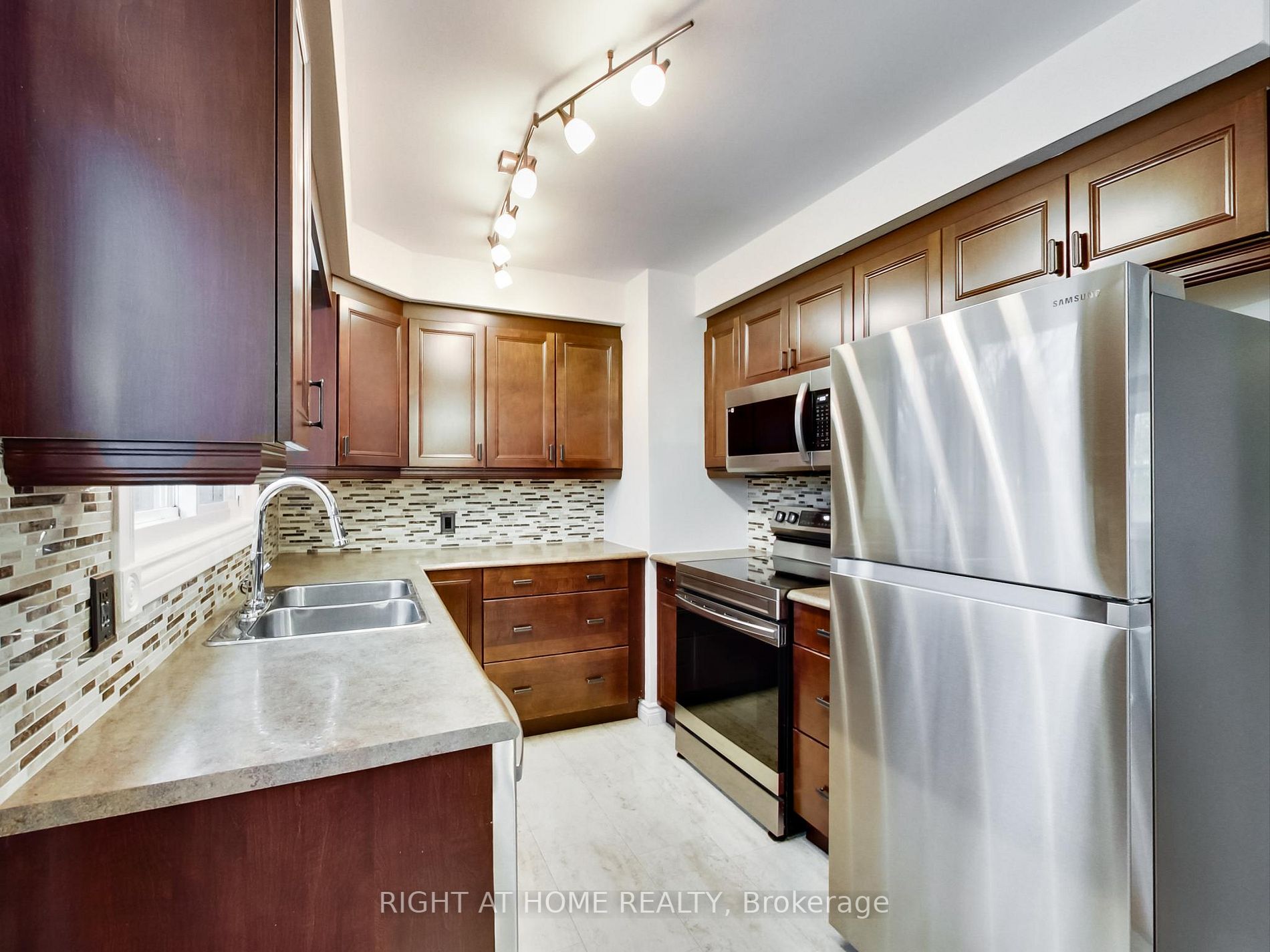 316 Pineview Gdns