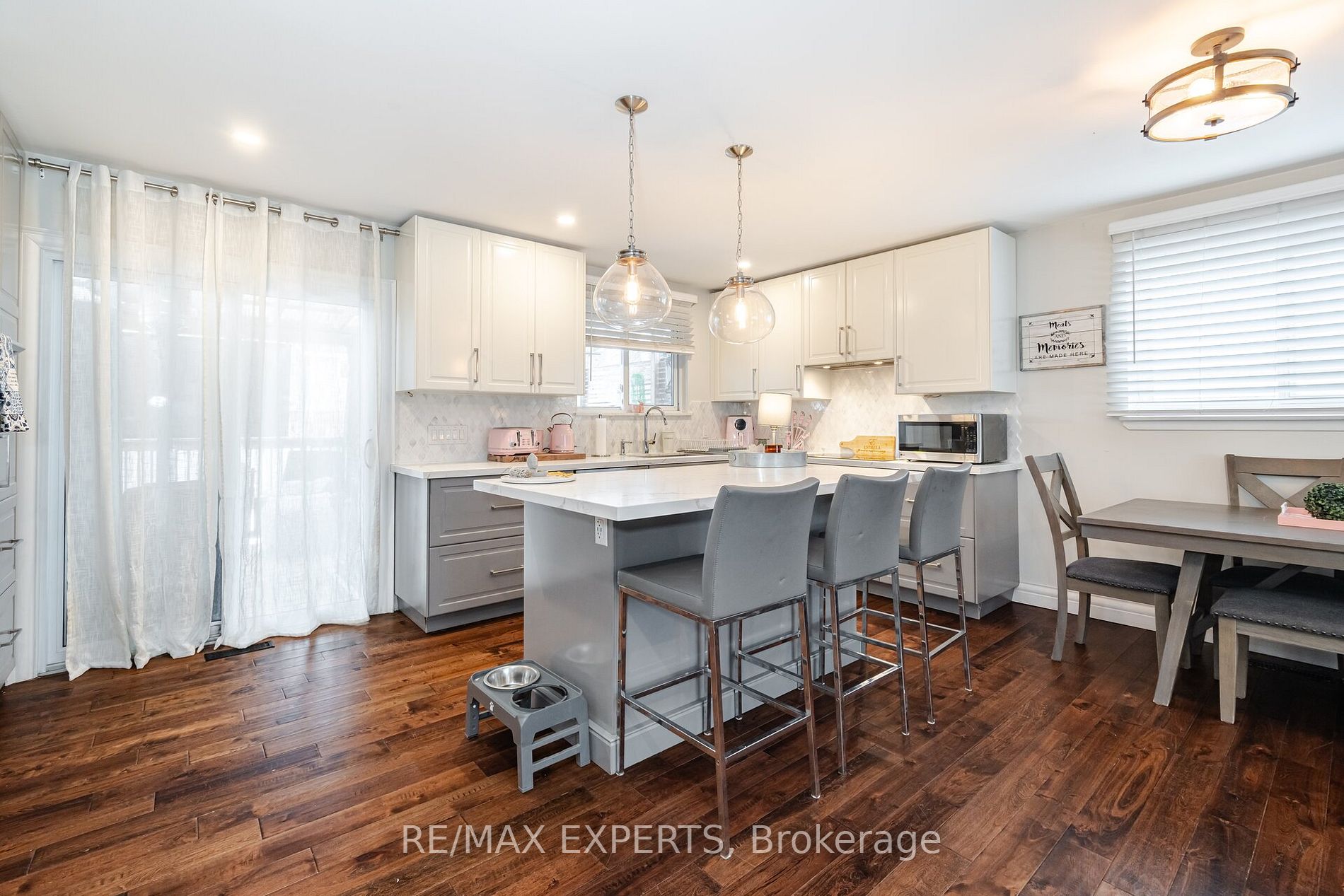 92 Ambleside Dr