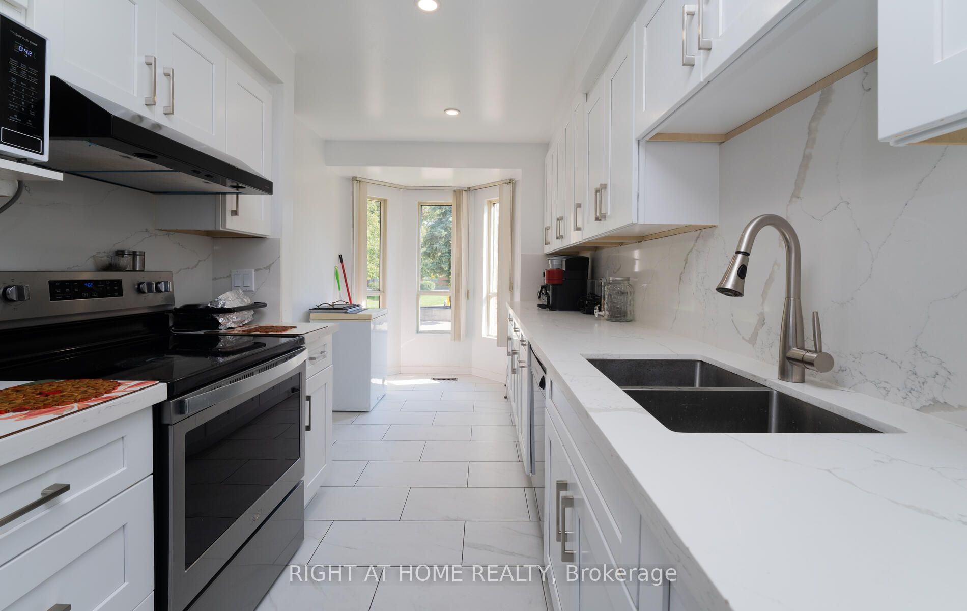 2472 E Eglinton Ave Th 19