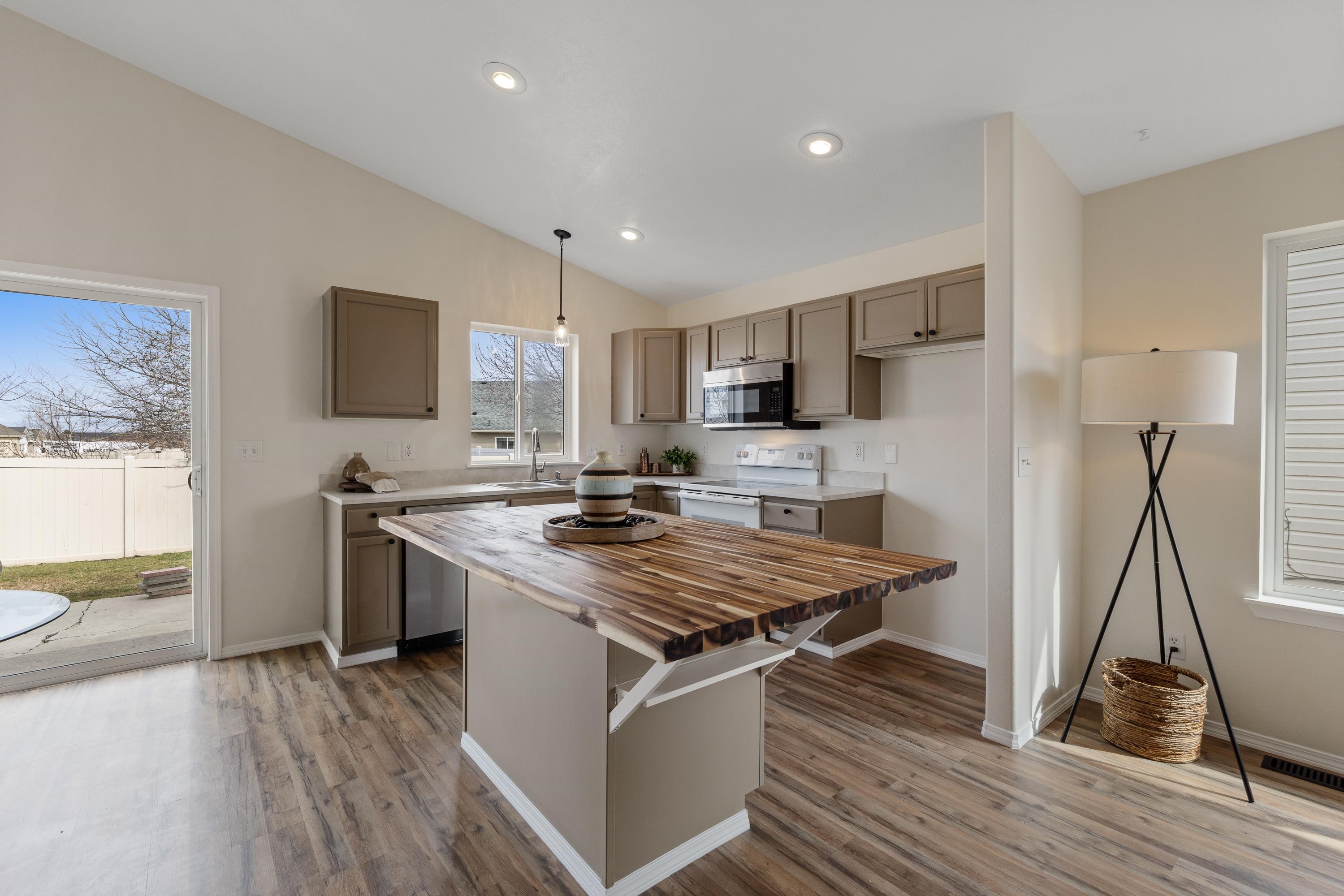 10026 W Barberry Ave