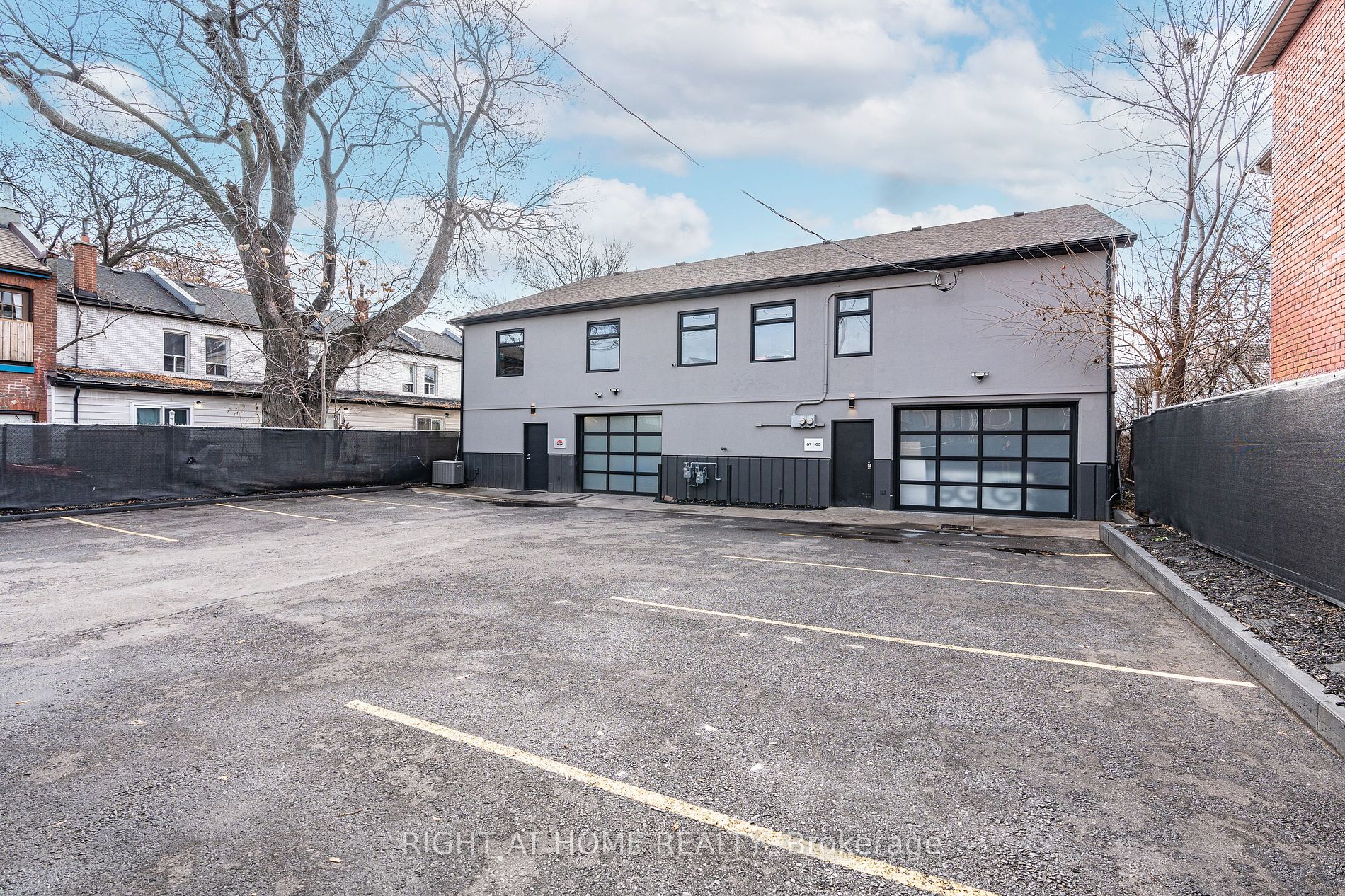 122 Burton St