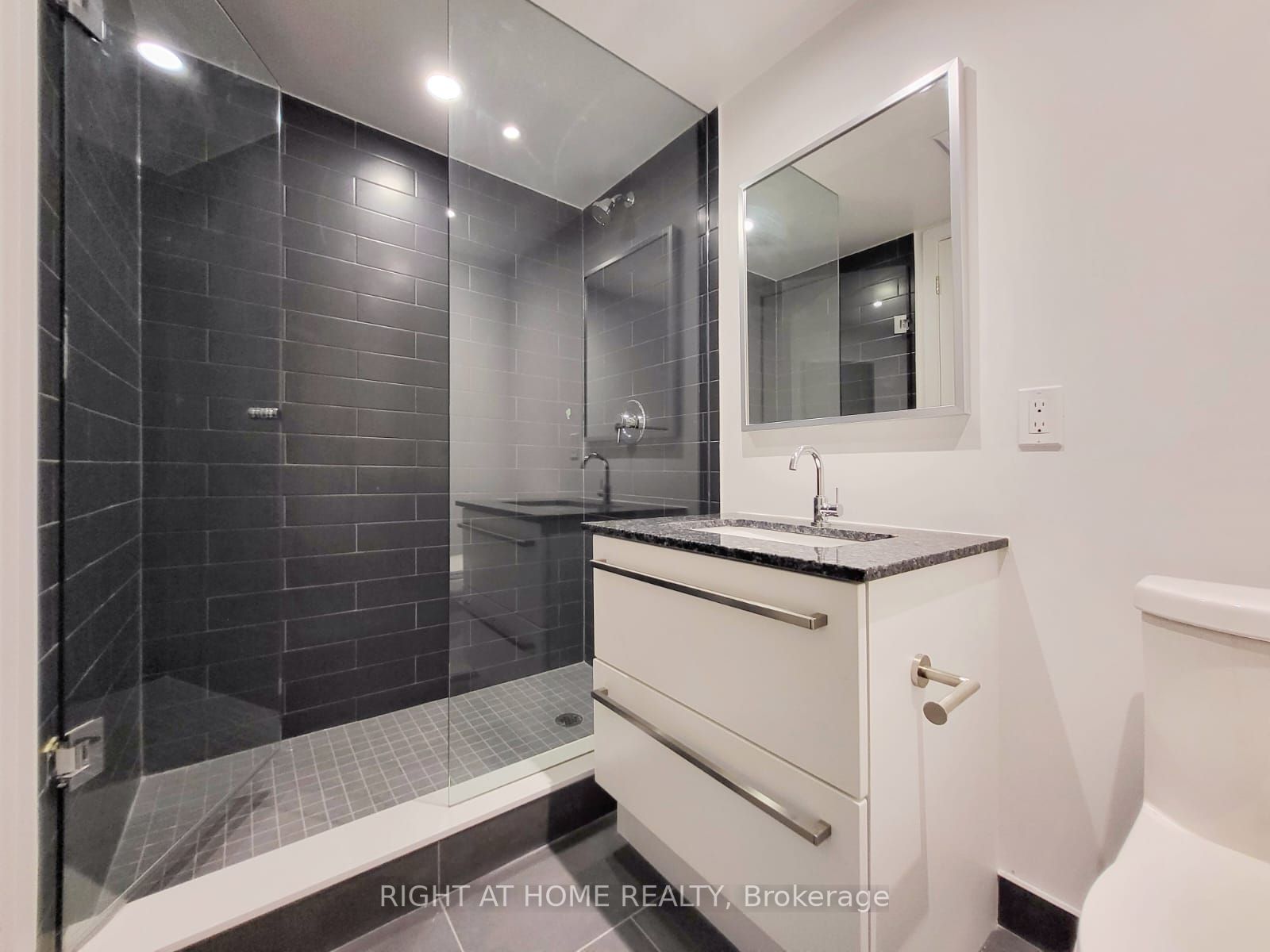 120 Varna Dr 1115