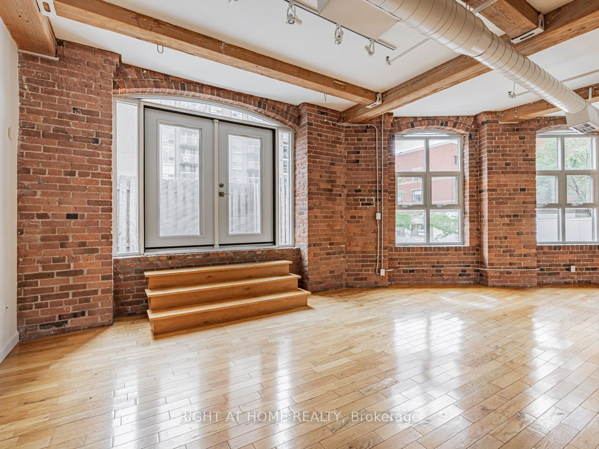 90 Sherbourne St 205