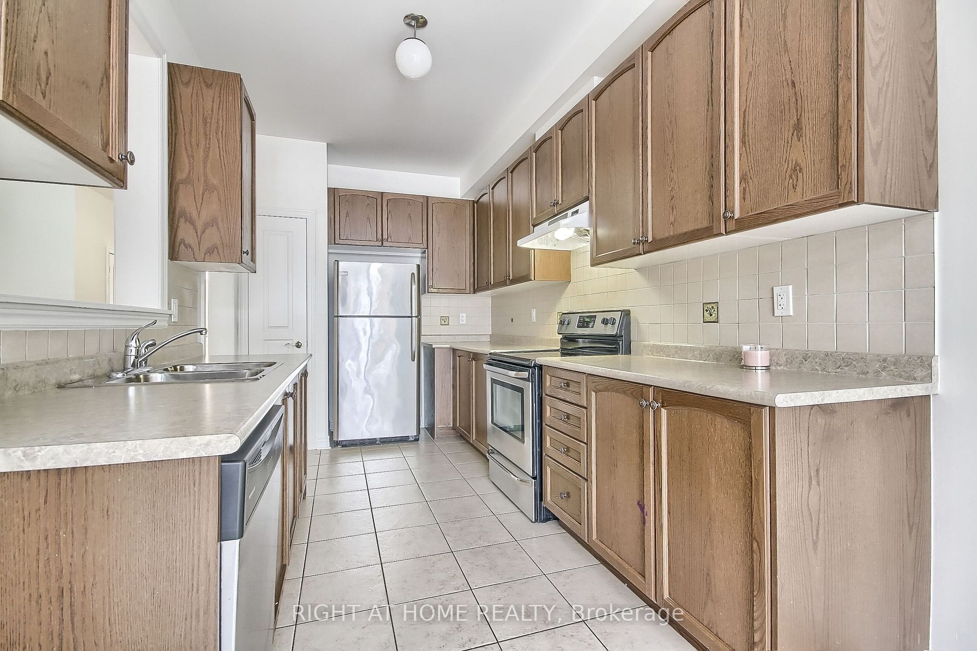 63 Paper Mills Cres