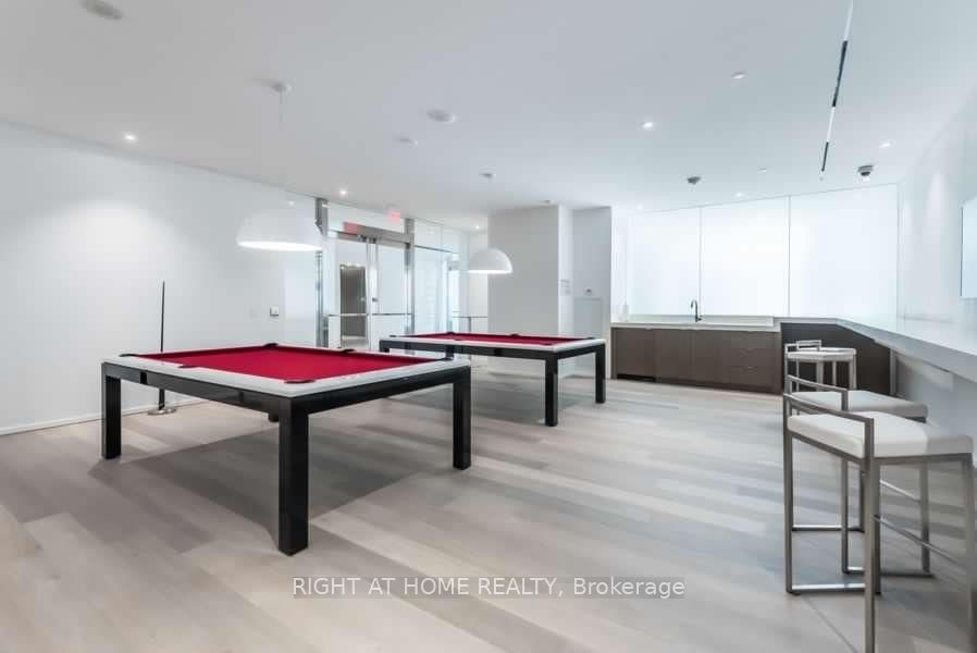 1 E Bloor St 5704