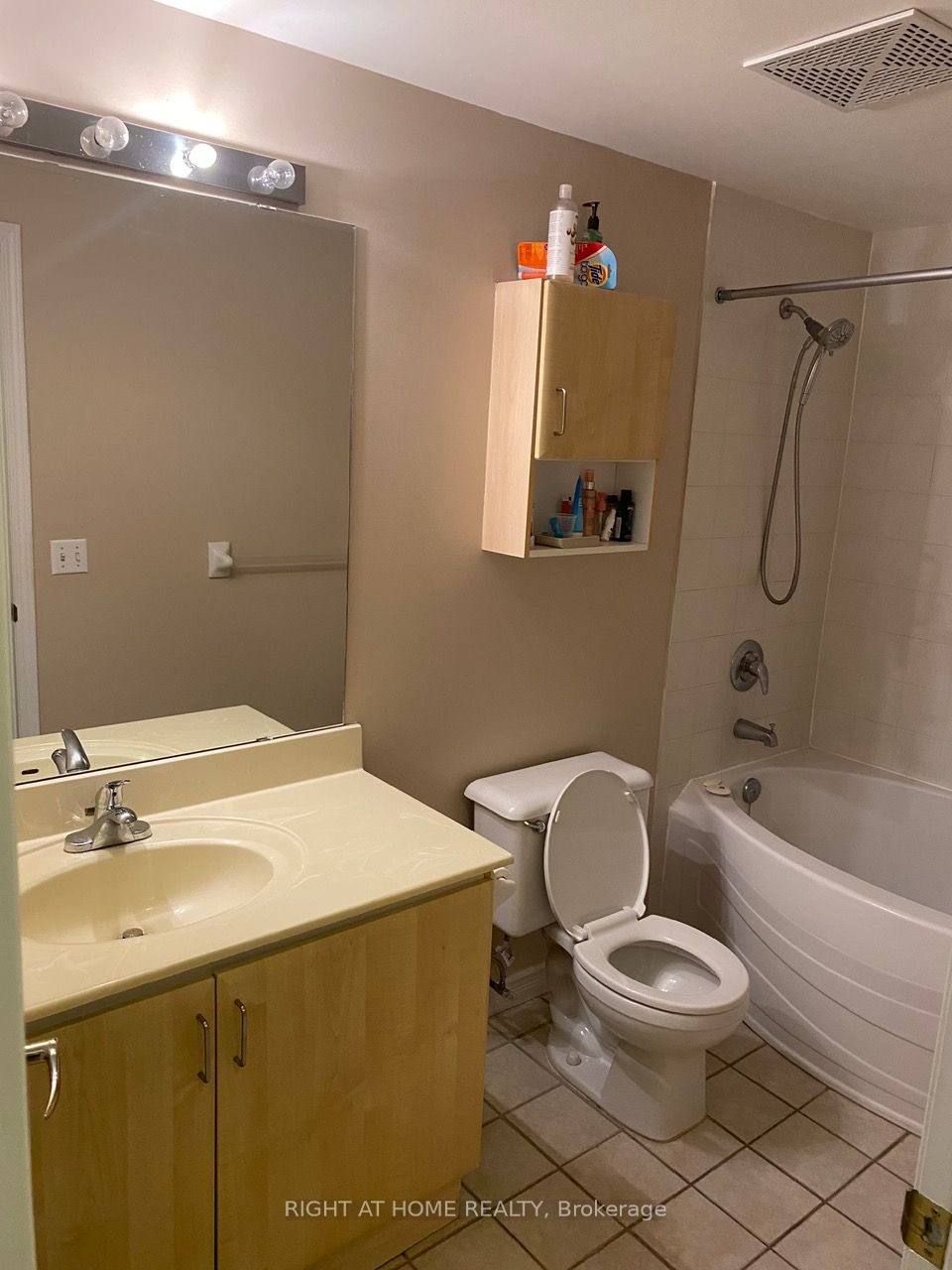 200 E Burnhamthorpe Rd 1504