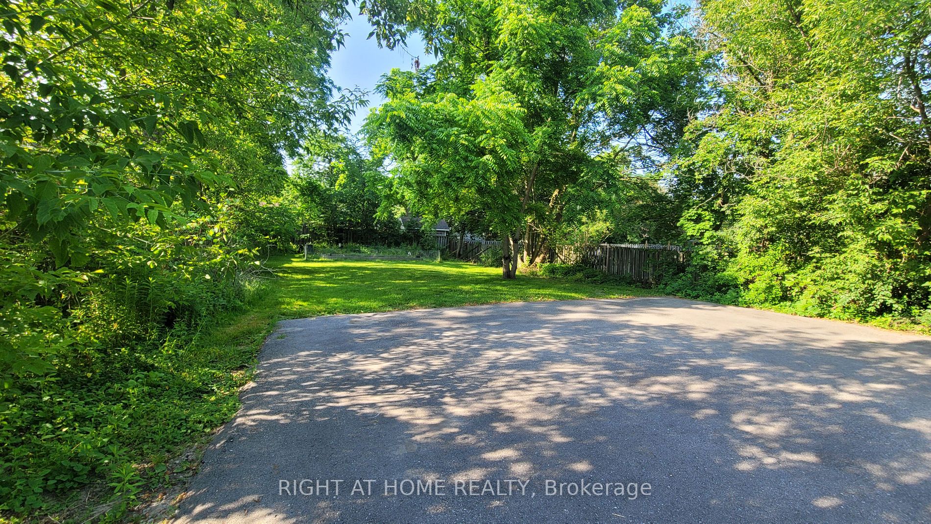 81 E Wellington St