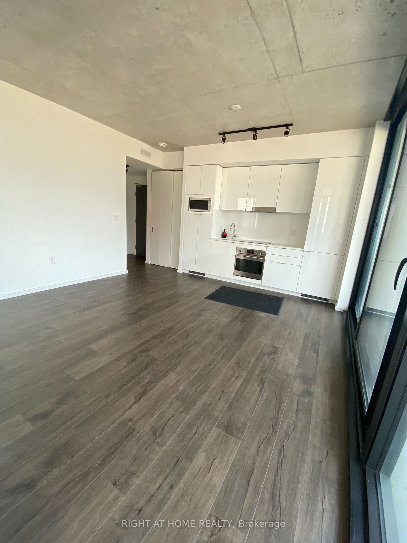 21 Lawren Harris Sq 413