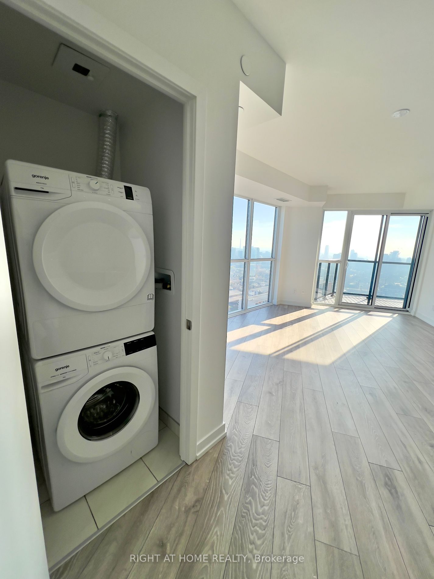 159 E Wellesley St 2404