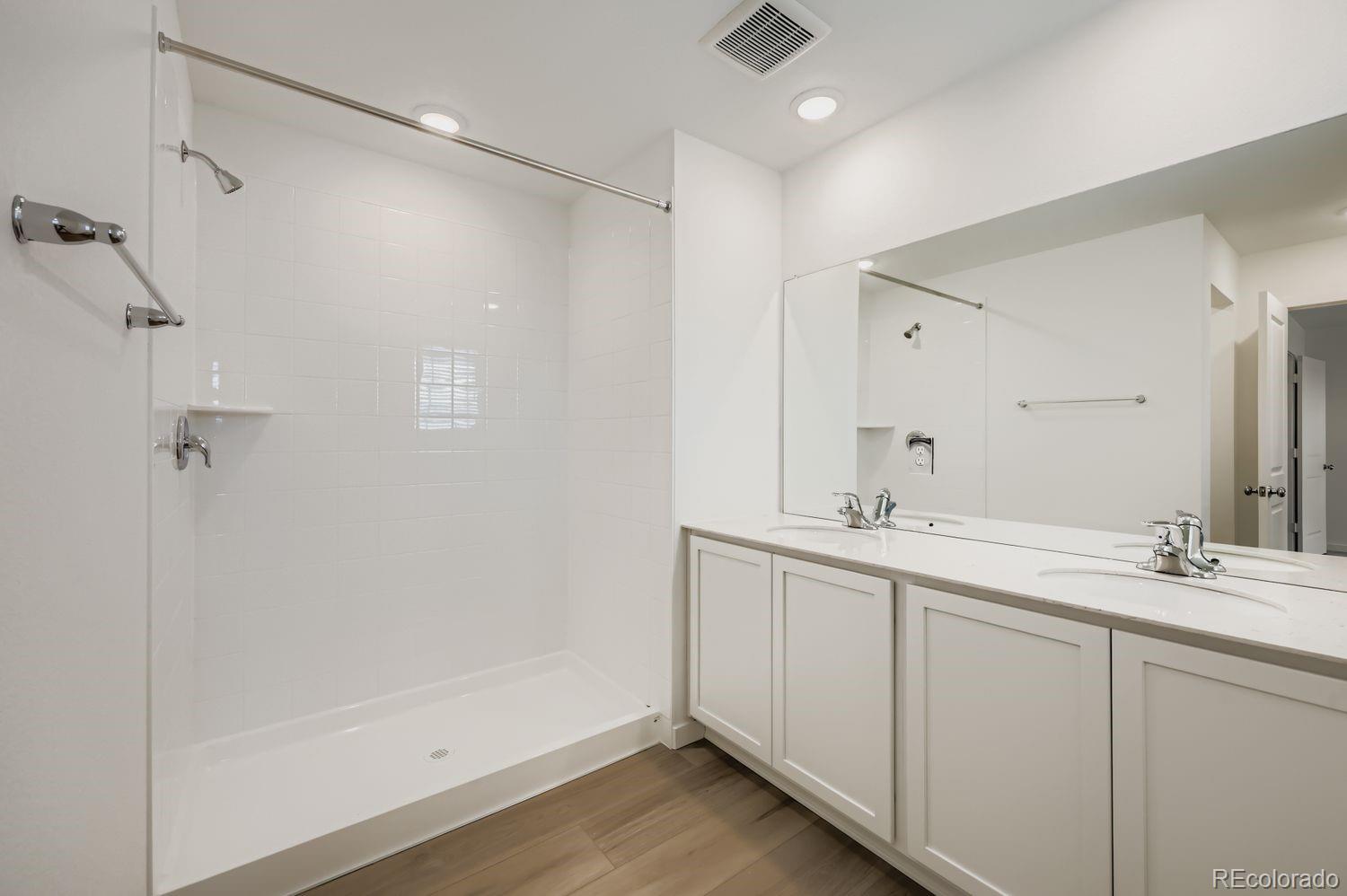 8970 Blue Feather Loop