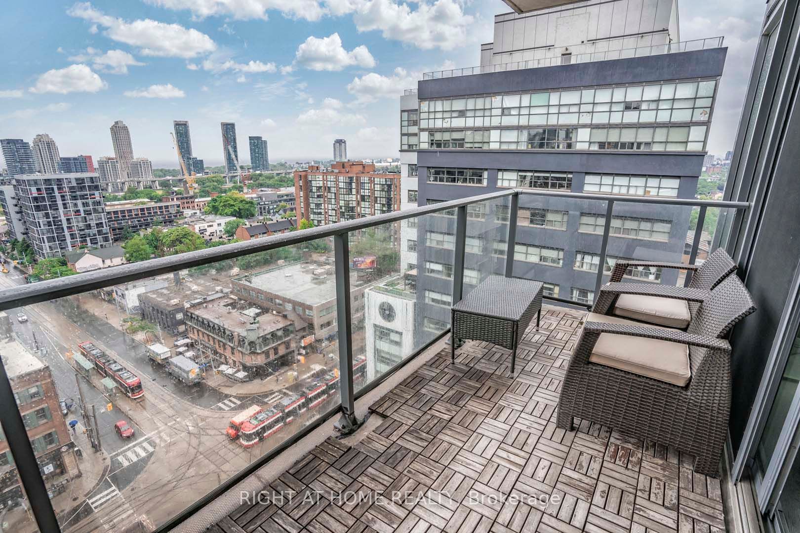 95 Bathurst St 1405